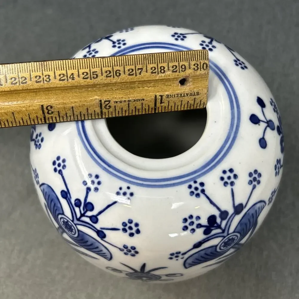 Vintage Dechang Chinese Blue and White Porcelain Floral Vase Jar 6 Inch